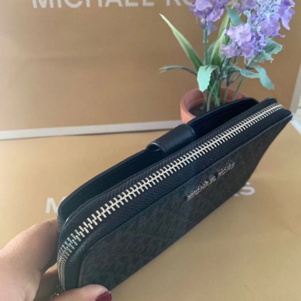 Michael Kors Zip Around /Phone Wallet - Picture 3 of 5